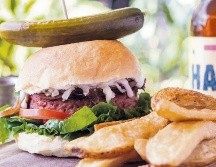 Vegan Bistro. La deliciosa hamburguesa que encuentras en Calabacitas Tiernas Bistro. ESPECIAL