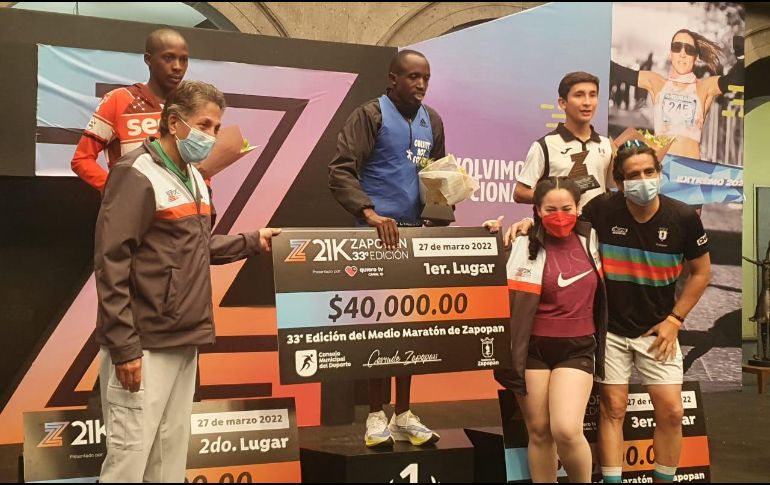 El keniata Gititu Robert Gaitho se llevó los máximos honores al cruzar la meta con un tiempo oficial de una hora, tres minutos y 36 segundos. EL INFORMADOR / M. Navarro