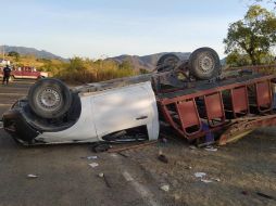 El vehículo involucrado pertenecía a una empresa dedicada a los viajes turísticos, misma que volcó a la altura del kilómetro 3 de la vía ya mencionada. CORTESÍA
