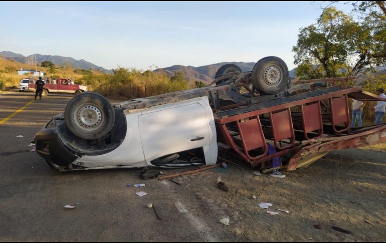 El vehículo involucrado pertenecía a una empresa dedicada a los viajes turísticos, misma que volcó a la altura del kilómetro 3 de la vía ya mencionada. CORTESÍA