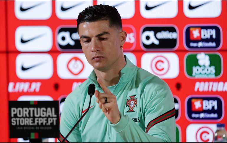 Cristiano Ronaldo aseguró que él decidirá hasta cuándo jugará ante los rumores de que el Mundial de Qatar 2022 podría ser el último, a sus 37 años. EFE / E. Silva