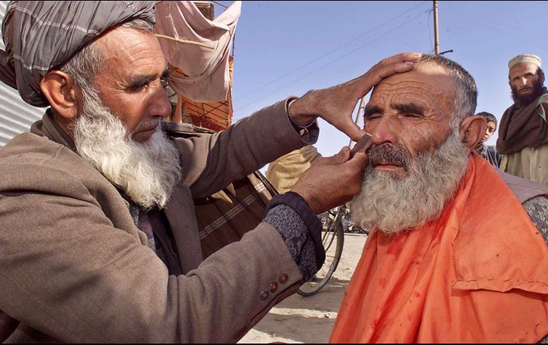 El gobierno talibán en Afganistán impone como obligatorias las barbas en el caso de los hombres y el velo para las mujeres. AFP / ARCHIVO