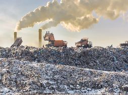 Camiones descargando basura en grandes vertederos. ISTOCK GETTY IMAGES/Kirill Gorlov