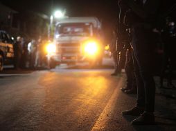 Policías resguardan el lugar donde fueron asesinadas 20 personas en la comunidad de La Tinaja, del municipio de Zinapécuaro, Michoacán. EFE / I. Villanueva