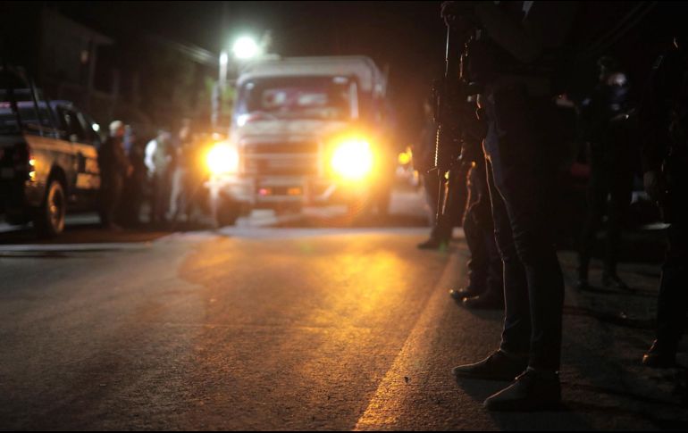 Policías resguardan el lugar donde fueron asesinadas 20 personas en la comunidad de La Tinaja, del municipio de Zinapécuaro, Michoacán. EFE / I. Villanueva