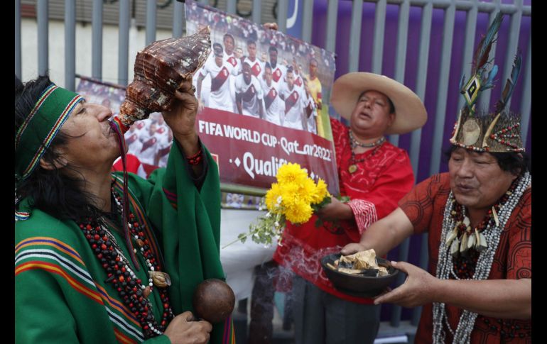 Vestidos con atuendos tradicionales, curanderos andinos realizaron una ceremonia mística con camisetas peruanas y fotografía de ambas selecciones. EFE/P. Aguilar
