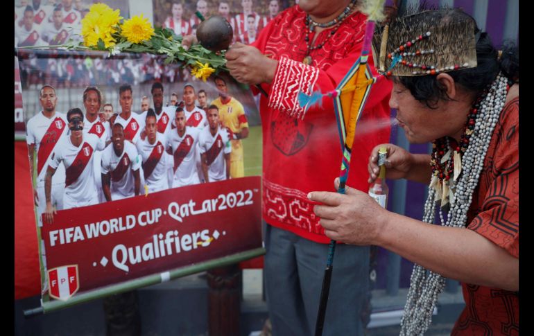 Vestidos con atuendos tradicionales, curanderos andinos realizaron una ceremonia mística con camisetas peruanas y fotografía de ambas selecciones. EFE/P. Aguilar