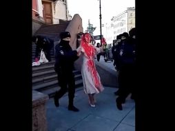 Las autoridades se movilizaron rápidamente y la activista se vio detenida mientras gritaba su consigna. ESPECIAL