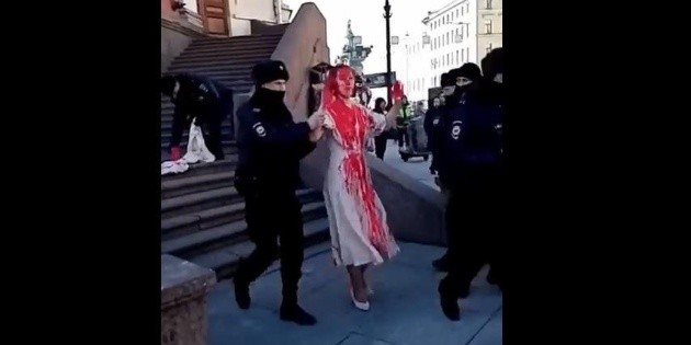 Russia vs Ukraine: Activist arrested for protesting painted red against the invasion (VIDEO)