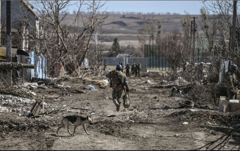 Diversas regiones de Ucrania siguen bajo el fuego del Ejército de Rusia. AFP/A. Messinis