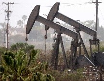 El petróleo Brent para entrega en mayo bajaba un 5.95%, hasta los 105.79 dólares el barril, mientras que el WTI de EU perdía un 6.14%, hasta los 99.45 dólares, por debajo de la marca de los 100 dólares el barril. AFP / M. Tama