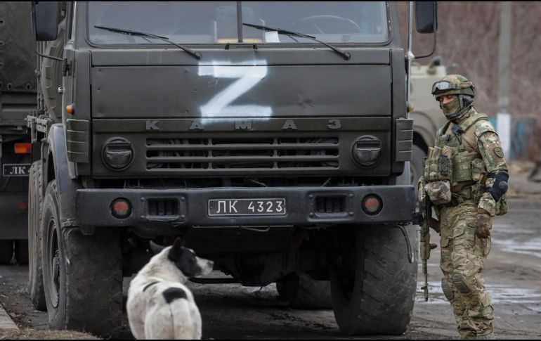 La letra Z no es parte del alfabeto cirílico, sin embargo, lo llevan estampados los tanques rusos, y se deja pintado por las tropas rusas en las poblaciones ucranianas. EFE/ S. ILNITSKY