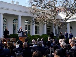 Joe Biden firmó el texto en la rosaleda de la Casa Blanca este lunes. AP/P. Semansky