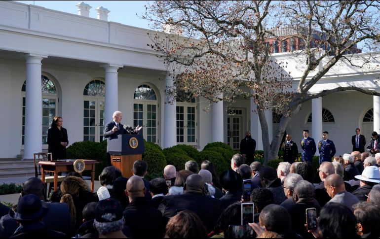 Joe Biden firmó el texto en la rosaleda de la Casa Blanca este lunes. AP/P. Semansky