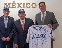 Los directivos de los Charros le entregaron al Presidente de la República una casaca honorífica firmada por todos los jugadores. CORTESÍA