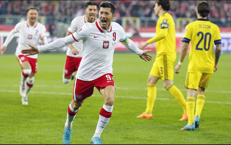 ============Pie de Foto (1590731)============ Infalible. El delantero del  Bayern Munich anotó el primero de la noche para darle la tranquilidad y por consecuencia el pase a su equipo. Xinhua