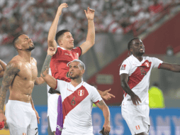 Festejo. El delantero Santiago Ormeño celebra el quinto puesto que da la opción a Perú de jugar la Repesca para el pase a Qatar 2022. AP