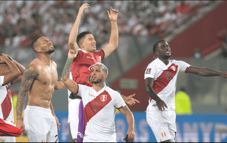 Festejo. El delantero Santiago Ormeño celebra el quinto puesto que da la opción a Perú de jugar la Repesca para el pase a Qatar 2022. AP