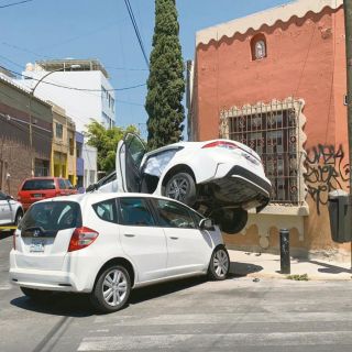 Pese a bolardos, muere atropellada en Santa Tere