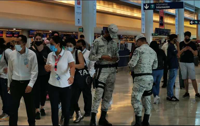 Un estruendo provocado por la caída de unas torres de publicidad causaron pánico y confusión en el Aeropuerto de Cancún. SUN / ARCHIVO