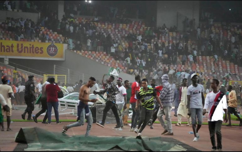 Tras el partido, la policía lanzó gases lacrimógenos para dispersar a cientos de aficionados que invadieron la cancha después de que Ghana empatara el partido 1-1 y lograra la clasificación para Qatar 2022. AP / S. Alamba