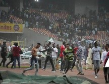 Tras el partido, la policía lanzó gases lacrimógenos para dispersar a cientos de aficionados que invadieron la cancha después de que Ghana empatara el partido 1-1 y lograra la clasificación para Qatar 2022. AP / S. Alamba