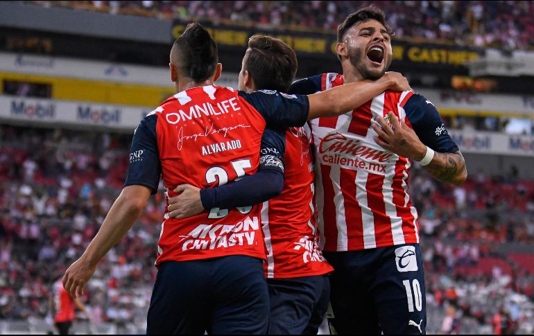 Alexis Vega (#10) llegó a Chivas de cara al Clausura 2019, y en poco más de tres años en el Guadalajara se ha convertido en uno de los jugadores favoritos de la afición. IMAGO7