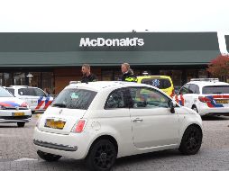 La zona fue acordonada por la policía mientras helicópteros la sobrevolaban en busca del sospechoso. AFP