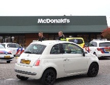 La zona fue acordonada por la policía mientras helicópteros la sobrevolaban en busca del sospechoso. AFP