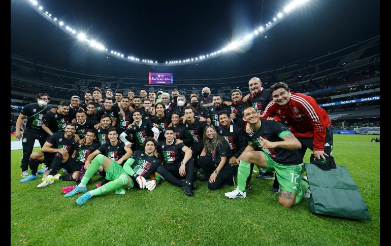 Jugadores, cuerpo técnico y sus familias, festejaron sobre el césped del Estadio Azteca el pase de México al Mundial. IMAGO7