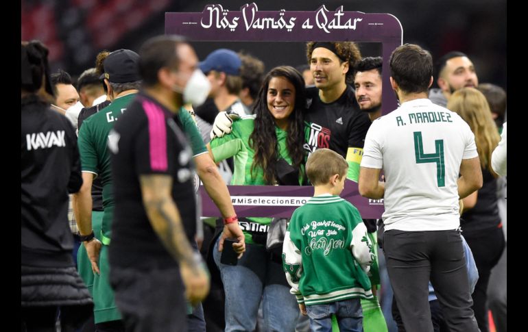 Jugadores, cuerpo técnico y sus familias, festejaron sobre el césped del Estadio Azteca el pase de México al Mundial. AFP/A. Estrella