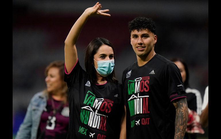 Jugadores, cuerpo técnico y sus familias, festejaron sobre el césped del Estadio Azteca el pase de México al Mundial. AP/E. Verdugo