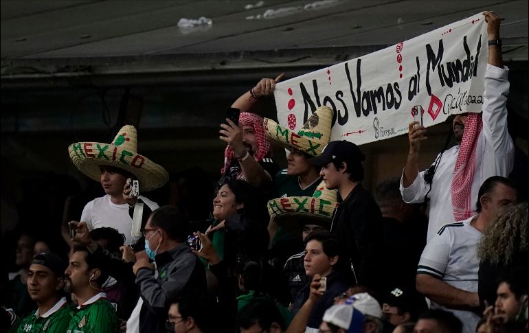 Jugadores, cuerpo técnico y sus familias, festejaron sobre el césped del Estadio Azteca con la afición que se quedó el pase de México al Mundial. AP/E. Verdugo