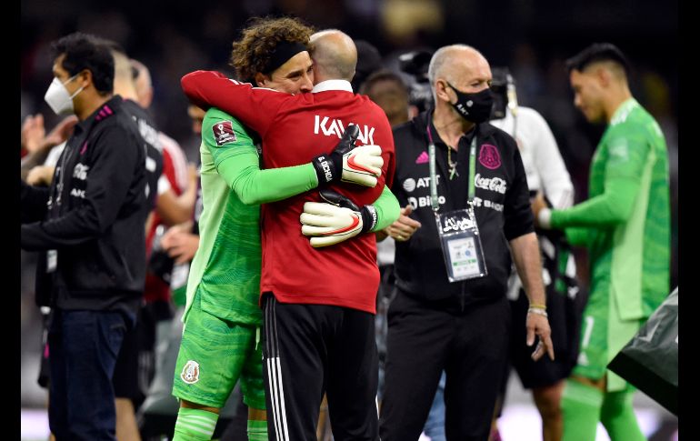 Jugadores, cuerpo técnico y sus familias, festejaron sobre el césped del Estadio Azteca el pase de México al Mundial. AFP/A. Estrella