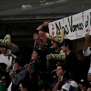¡Llévele, llévele! Venden la nueva playera de México afuera del Azteca