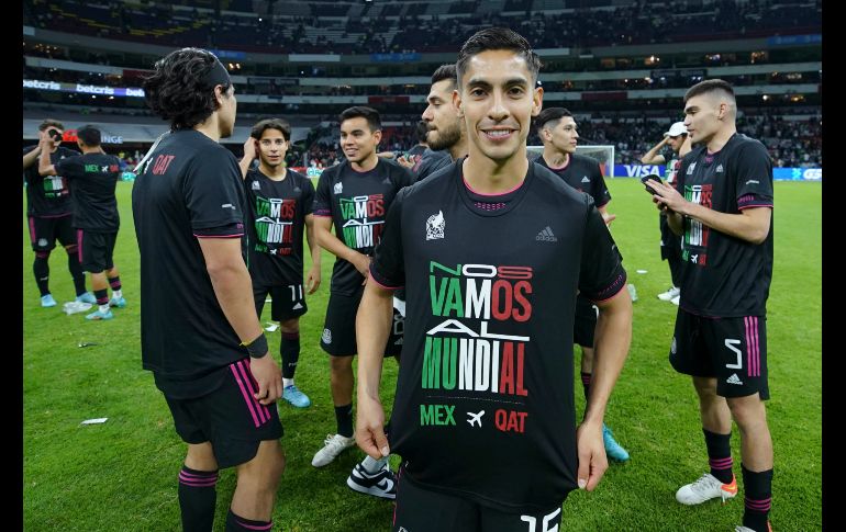 Jugadores, cuerpo técnico y sus familias, festejaron sobre el césped del Estadio Azteca el pase de México al Mundial. IMAGO7