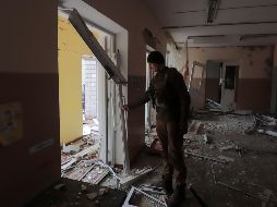 Una escuela en las inmediaciones de Kiev quedó destruida en el bombardeo de ayer. EFE