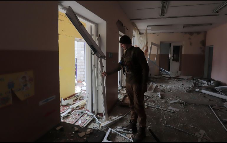 Una escuela en las inmediaciones de Kiev quedó destruida en el bombardeo de ayer. EFE