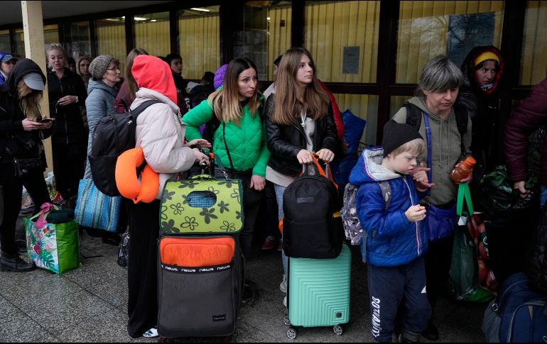 Ucranianos refugiados en Polonia esperan por transporte que los lleve de regreso a su país después de que el ejército ruso anunciara el retiro de varias zonas conflictivas. AP/S. Grits