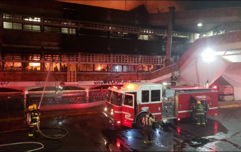 El incendio se registró poco después de las 02:00 horas de hoy en el Mercado San Juan de Dios. ESPECIAL /