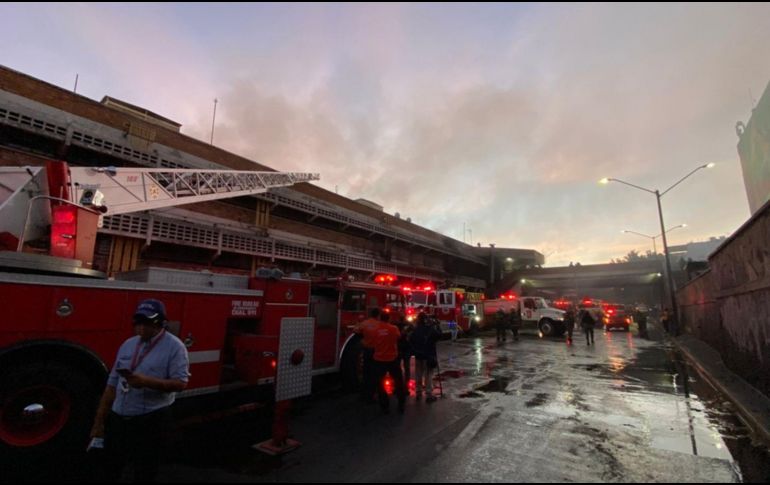 Bomberos de distintas corporaciones apoyaron para controlar el incendio en el Mercado San Juan de Dios. ESPECIAL /