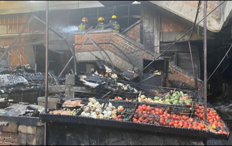 Esta madrugada se registró un incendio en el Mercado San Juan de Dios. En la imagen, las afectaciones que dejaron las llamas. ESPECIAL
