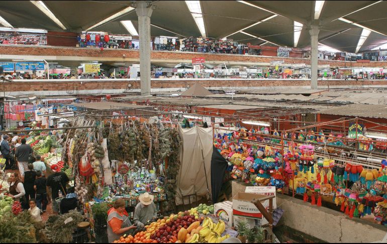 La vocación comercial sigue en pie, considerando que quien llega a Guadalajara contempla una visita obligada al Mercado San Juan de Dios. EL INFORMADOR / ARCHIVO