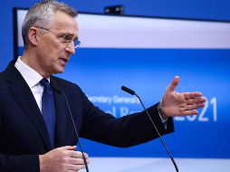 Jens Stoltenberg también señala que los miembros de la OTAN protegen a Ucrania de una guerra química y biológica, resaltando que Rusia tendrá consecuencias graves si la incita. AFP / K. Triobouillard