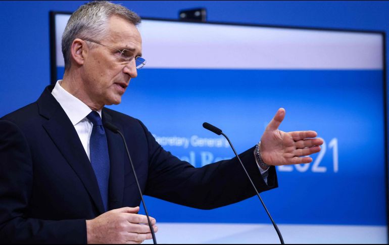 Jens Stoltenberg también señala que los miembros de la OTAN protegen a Ucrania de una guerra química y biológica, resaltando que Rusia tendrá consecuencias graves si la incita. AFP / K. Triobouillard