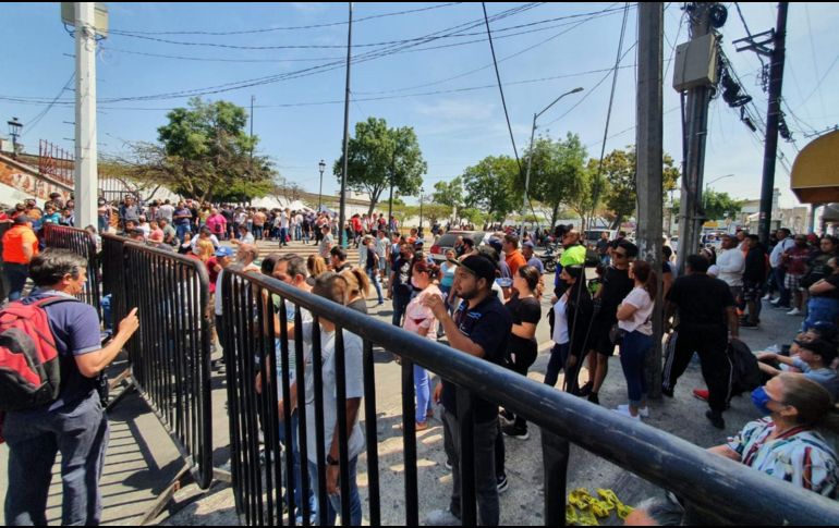 Locatarios del Mercado San Juan de Dios esperan mientras les permiten entrar a revisar sus negocios. EL INFORMADOR / A. Navarro
