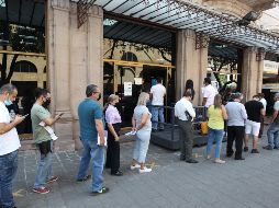 Jaliscienses prefieren hacer fila, que pagar el refrendo en línea. EL INFORMADOR / A. Camacho