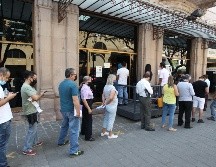 Jaliscienses prefieren hacer fila, que pagar el refrendo en línea. EL INFORMADOR / A. Camacho