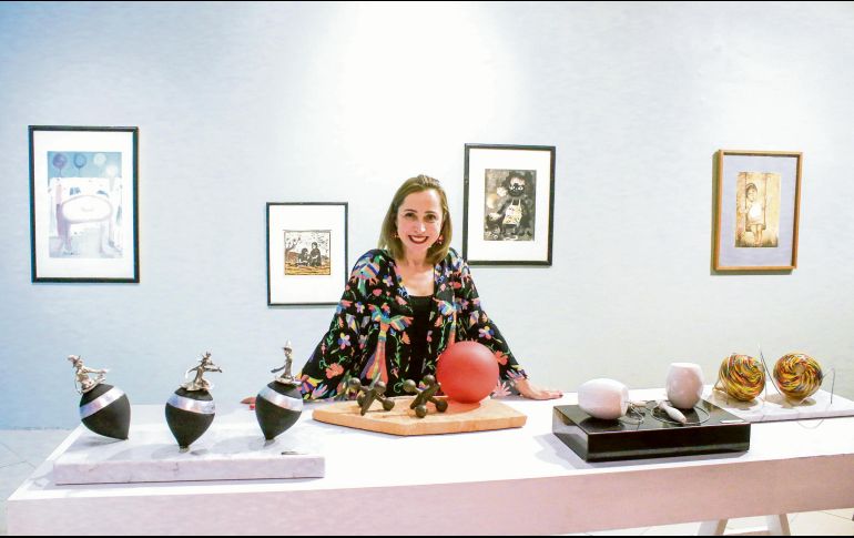 Las piezas que se exhiben representan los cuentos y juegos infantiles, principalmente obras en las que los niños son protagonistas. En la foto, la escultora Mónica Barragán. ESPECIAL/MURA
