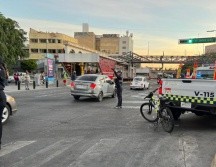 Desde ayer se cerró la vialidad en los alrededores del Mercado San Juan de Dios debido al incendio que se registró durante la madrugada. ESPECIAL /
